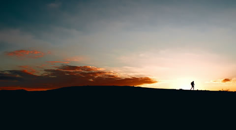 Marche, désert, horizon, lumière par Johannes Schenk (unsplash.com)