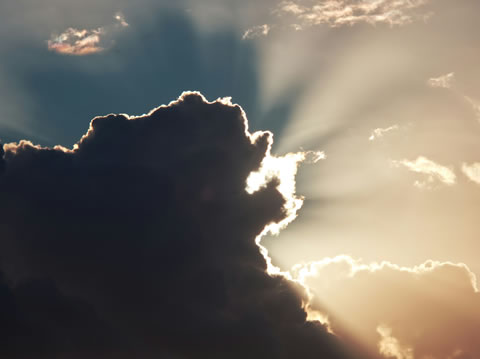 Nuages, ciel et rayons de soleil par Niklas Ohlrogge (unsplash.com)