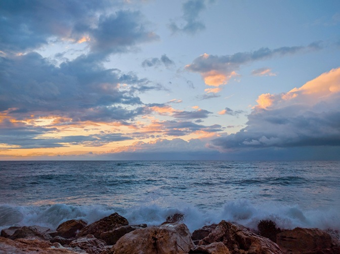 Nuages, mer et rochers par Mor Shani (unsplash.com)