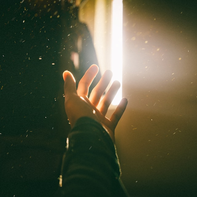 Main tendue vers lumière de Dyu Ha nGo (unsplash.com)