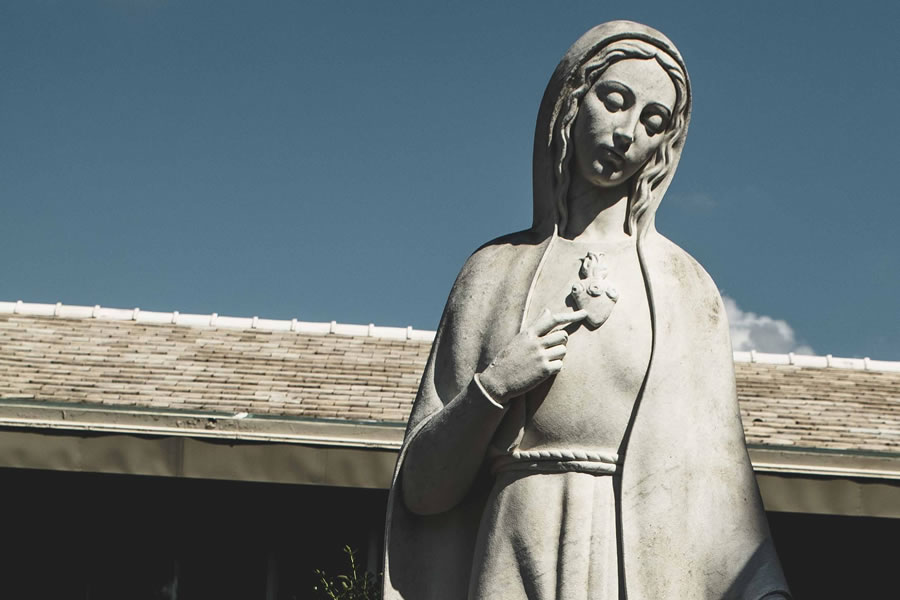 Vierge Marie - Cœur de Laura Allen (unsplash.com)