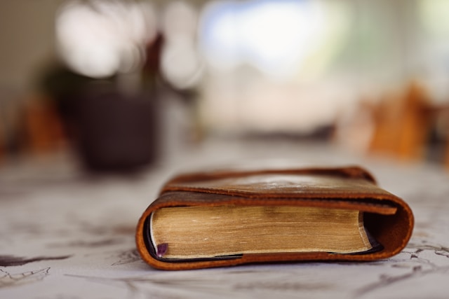 Bible sur table par Pastor Matt (unsplash.com)